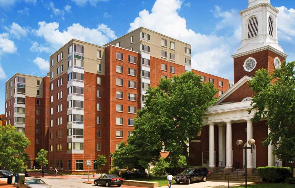 A large building with cars parked in front of it.